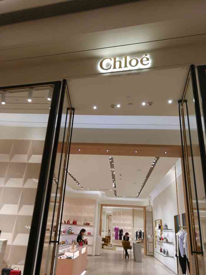 位置在万象城一楼奢侈品那一块儿,各种包包轻松上万的那种.