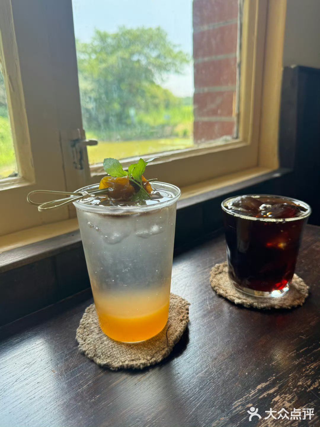 - 蝉鸣裹着冰汽水的午后