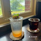 - 蝉鸣裹着冰汽水的午后