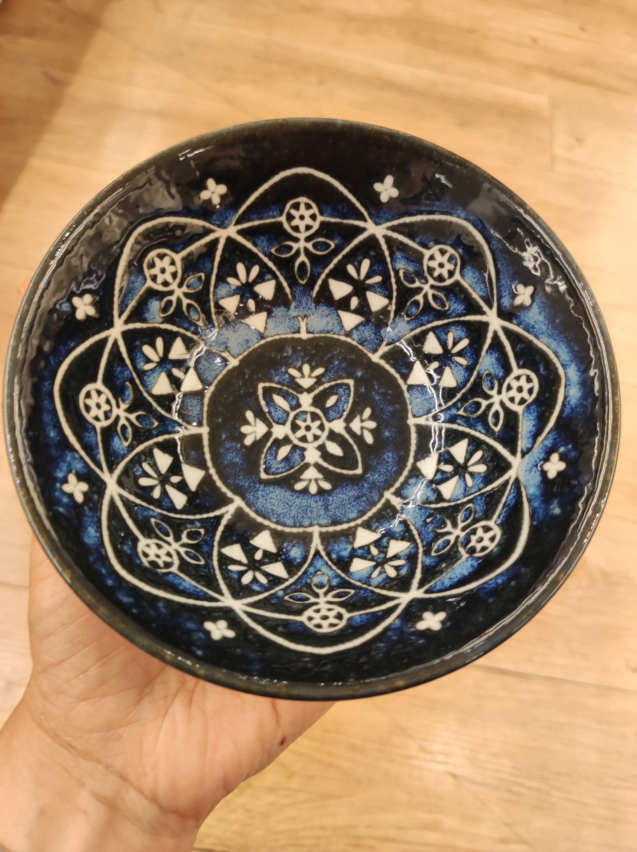 一只花纹繁复又古朴的碗