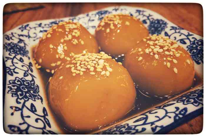 民国食代-"在太平街里的一家小吃店,里面分了好几个摊.