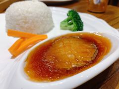 鲍鱼扣饭-东来菜馆•手抓海鲜家常菜•海鲜锅贴(鸽子窝店)