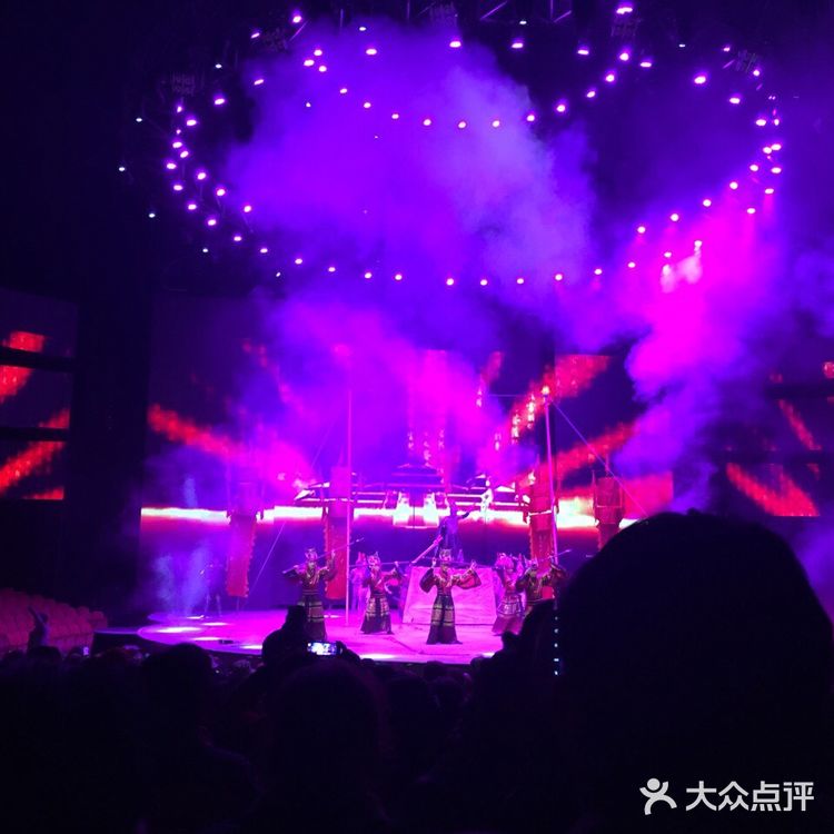 跟团游中的杂技表演，以前都是在电视上看到的