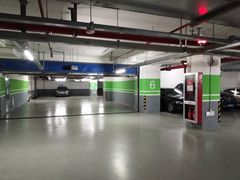 -绿地缤纷城-停车场