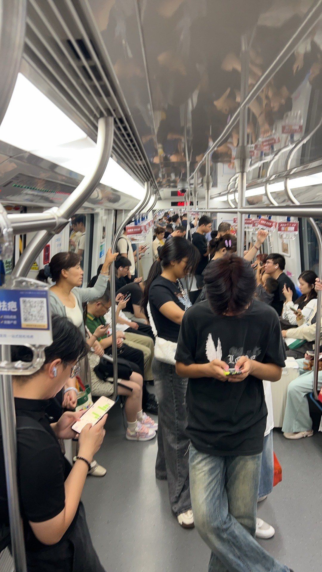 地铁里的拥挤时刻