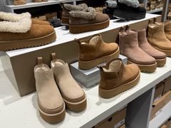 -UGG(燕莎奥特莱斯购物中心店)