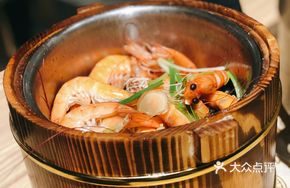 Steam Bath Shrimp in Wooden Bucket