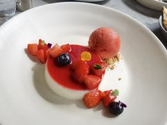 布丁配时令水果-Mercato莫卡多露台餐厅与酒吧(K11店)