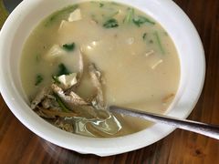 凤尾鱼滚豆腐芫茜汤-菠菜美食