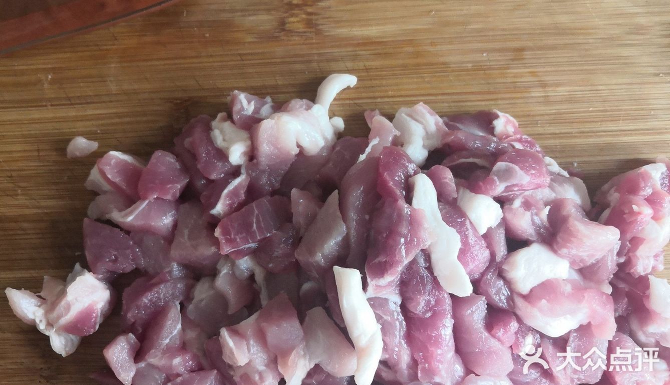 前腿肉250克,大葱切花,姜粒,盐,生抽,老抽