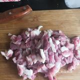 前腿肉250克,大葱切花,姜粒,盐,生抽,老抽