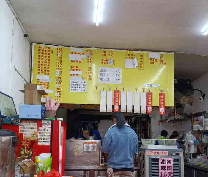 旺记老汤原汁原味-"江西南昌人的早餐,一碗加蛋的肉饼汤和一碗.