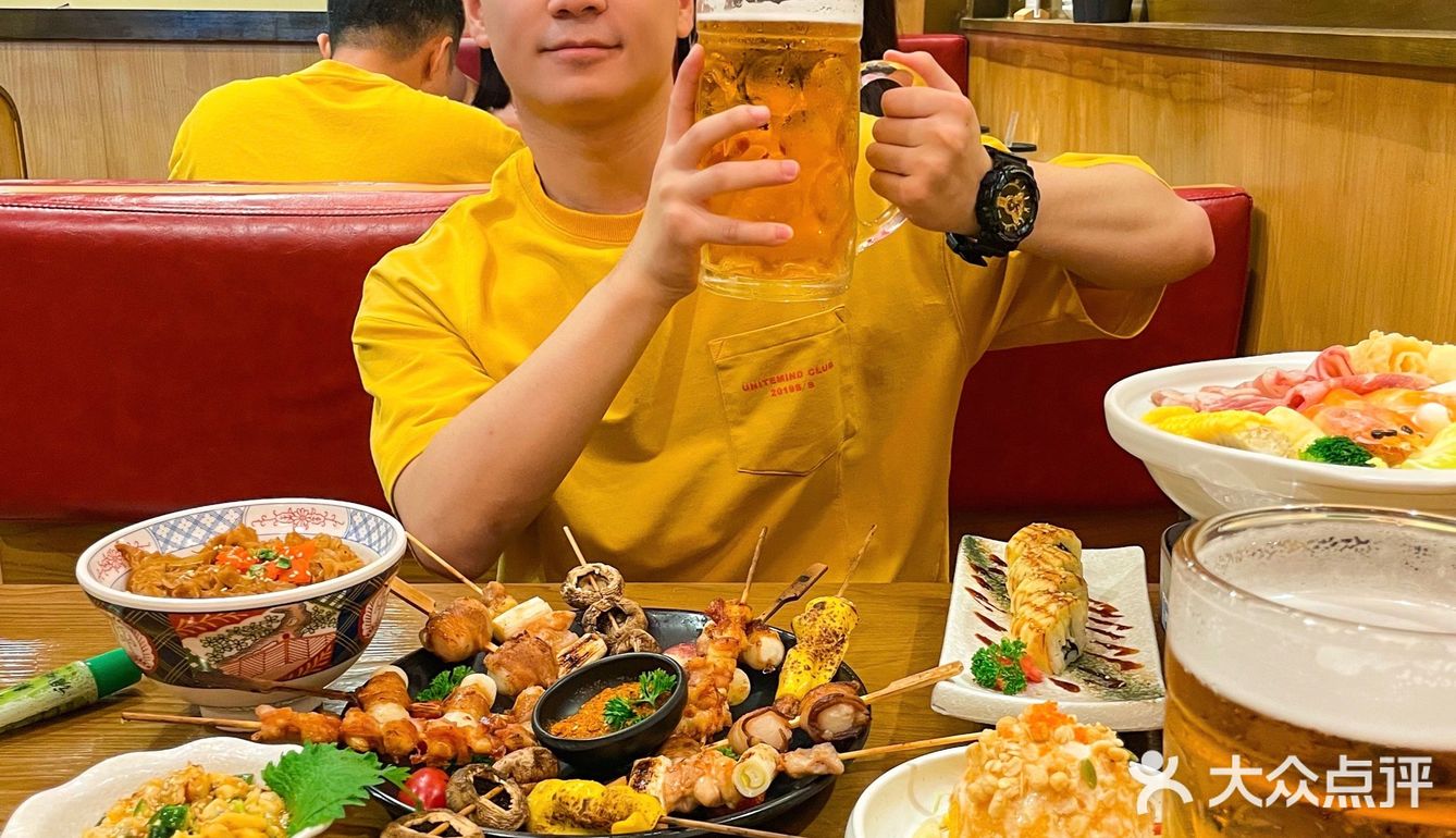 超大杯啤酒[啤酒]抓一大把烧鸟撸串，氛围感来了