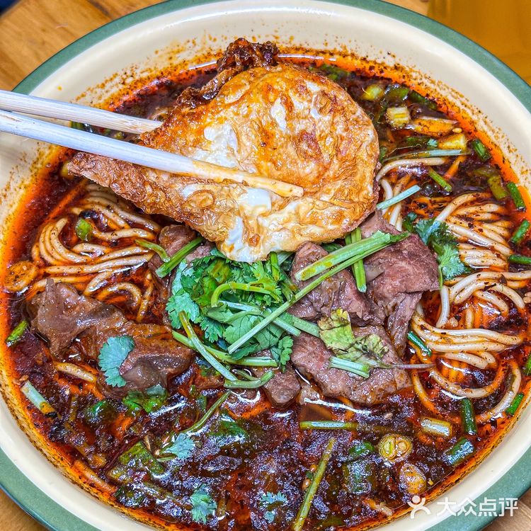 好奇怪啊！你们西安人吃面都蹲着？？