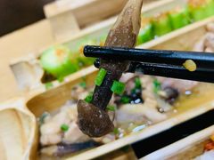 -胡须哥网红竹筒菜