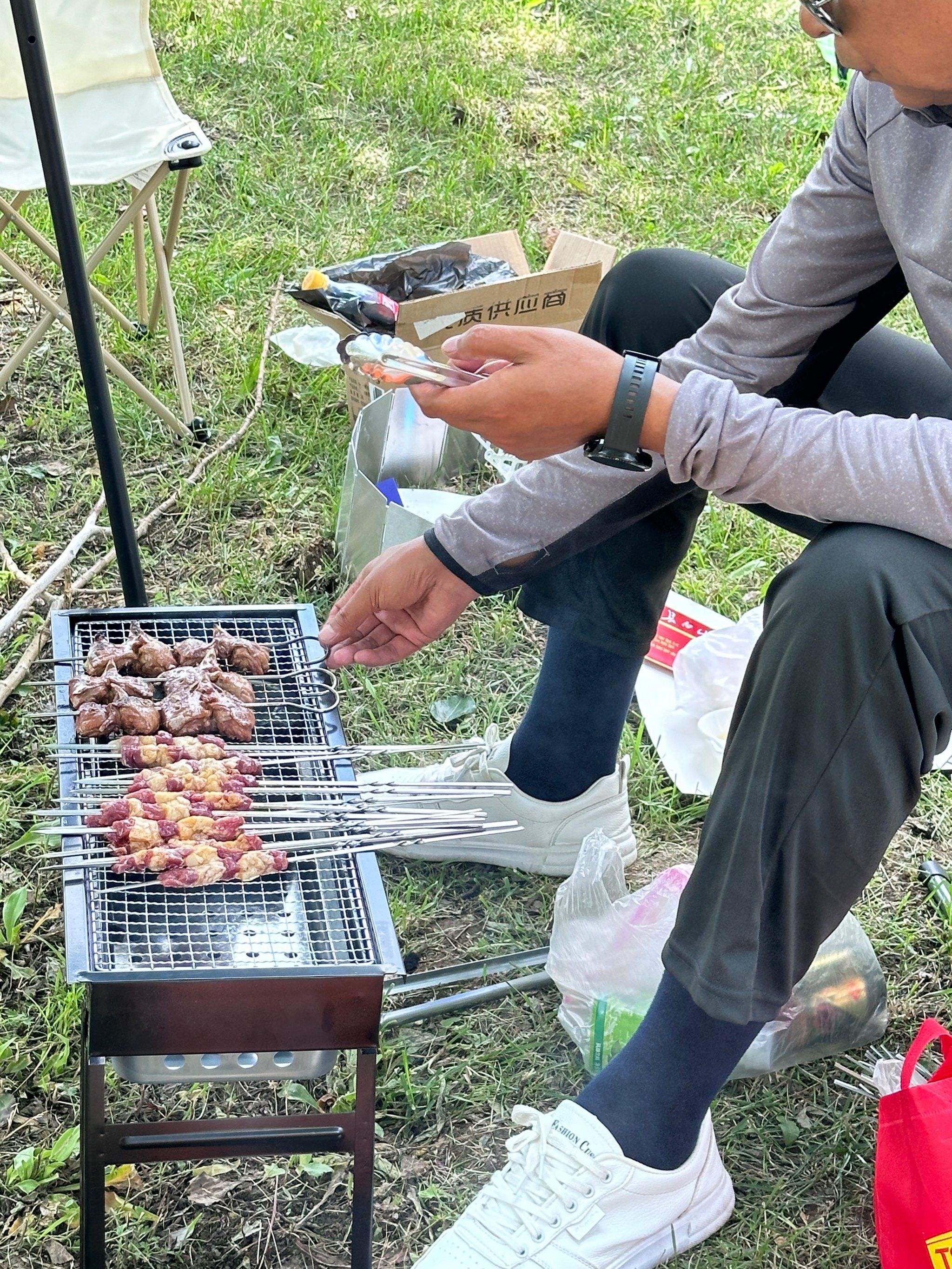 周末露营湖边烧烤串,快乐加倍