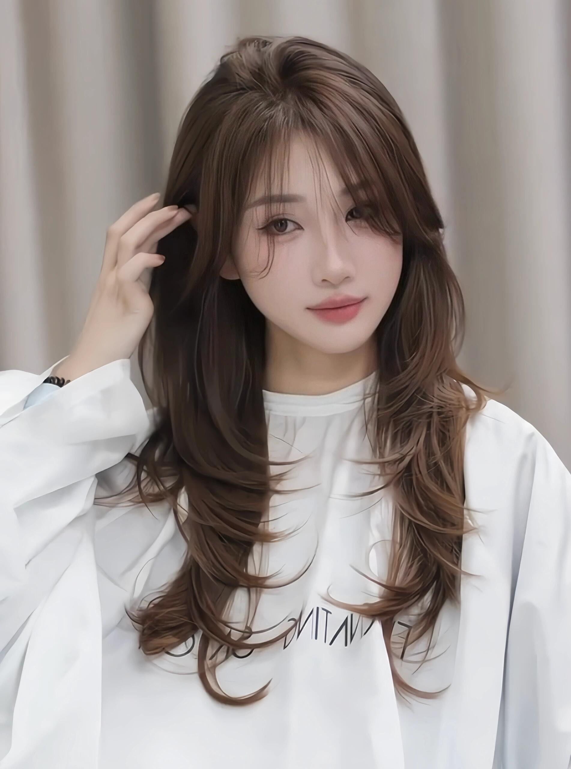 场合则显得更有活力中长发可以搭配各种发饰比如发夹发带甚至编发