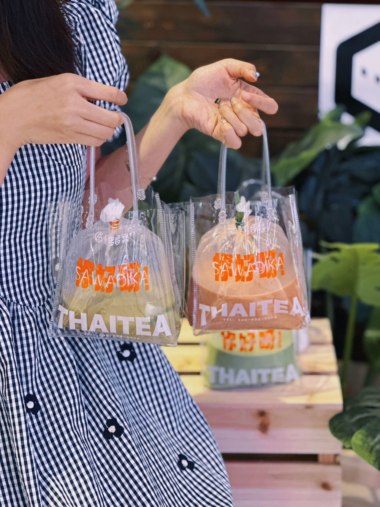 被特种兵包围的奶茶9593手提奶茶可可爱爱