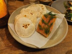 烟熏三文鱼配烤饺子皮和芥末籽酱-BOR Eatery(安福路店)