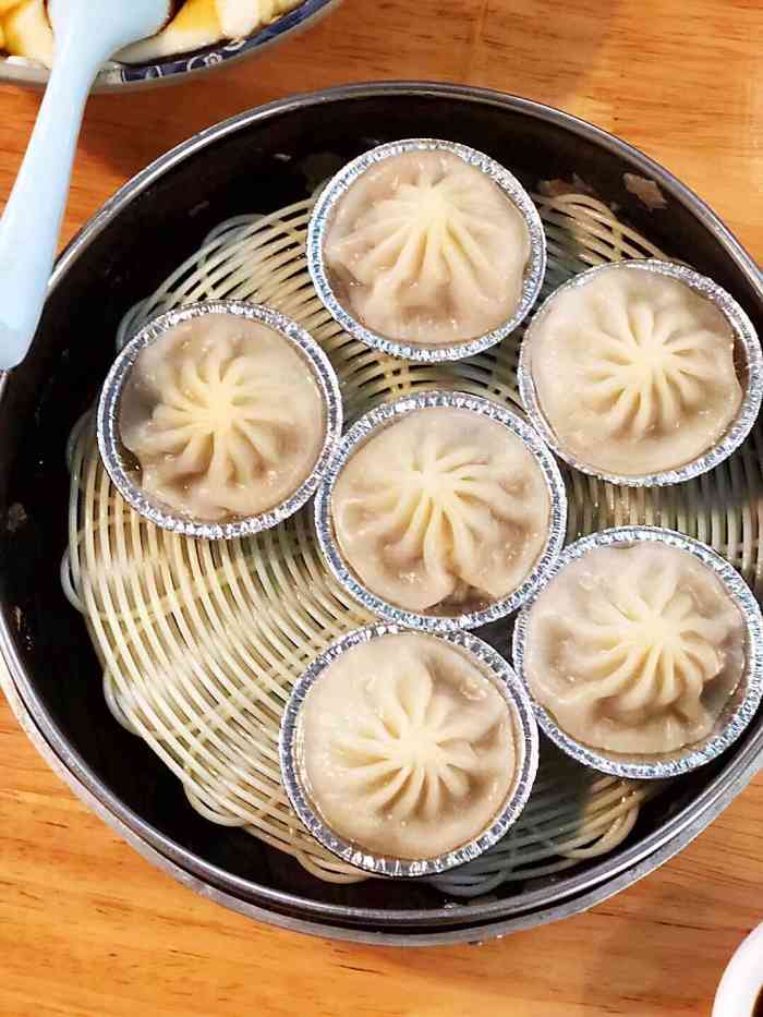 小桃园的早餐时间人满多的,外卖也多,门口收银台先点单,然后一个个