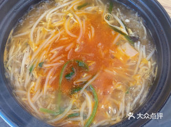 刚开业那阵儿人还不是很多,夏天可能吃米线的人少一点