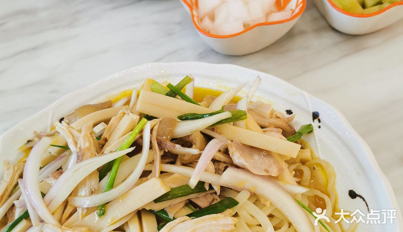 富有新疆民族特色。点了鸡肉炒米粉