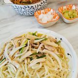 富有新疆民族特色。点了鸡肉炒米粉