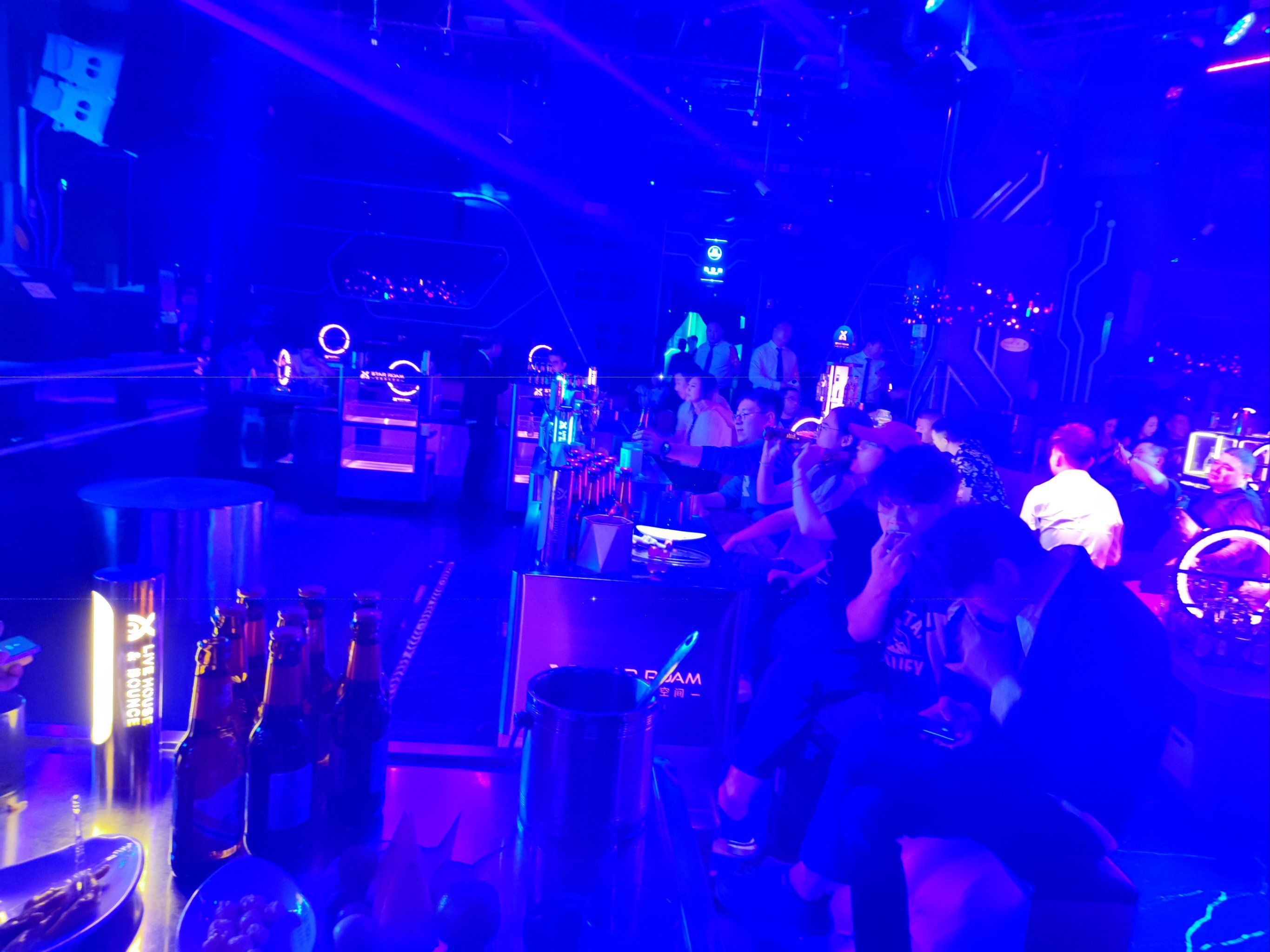 今天又来了#一口入夏酒吧指南!打卡100家酒吧指南!