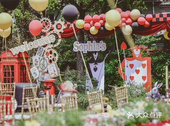 宛如掉入了兔子洞，跌落在爱丽丝的梦游仙境