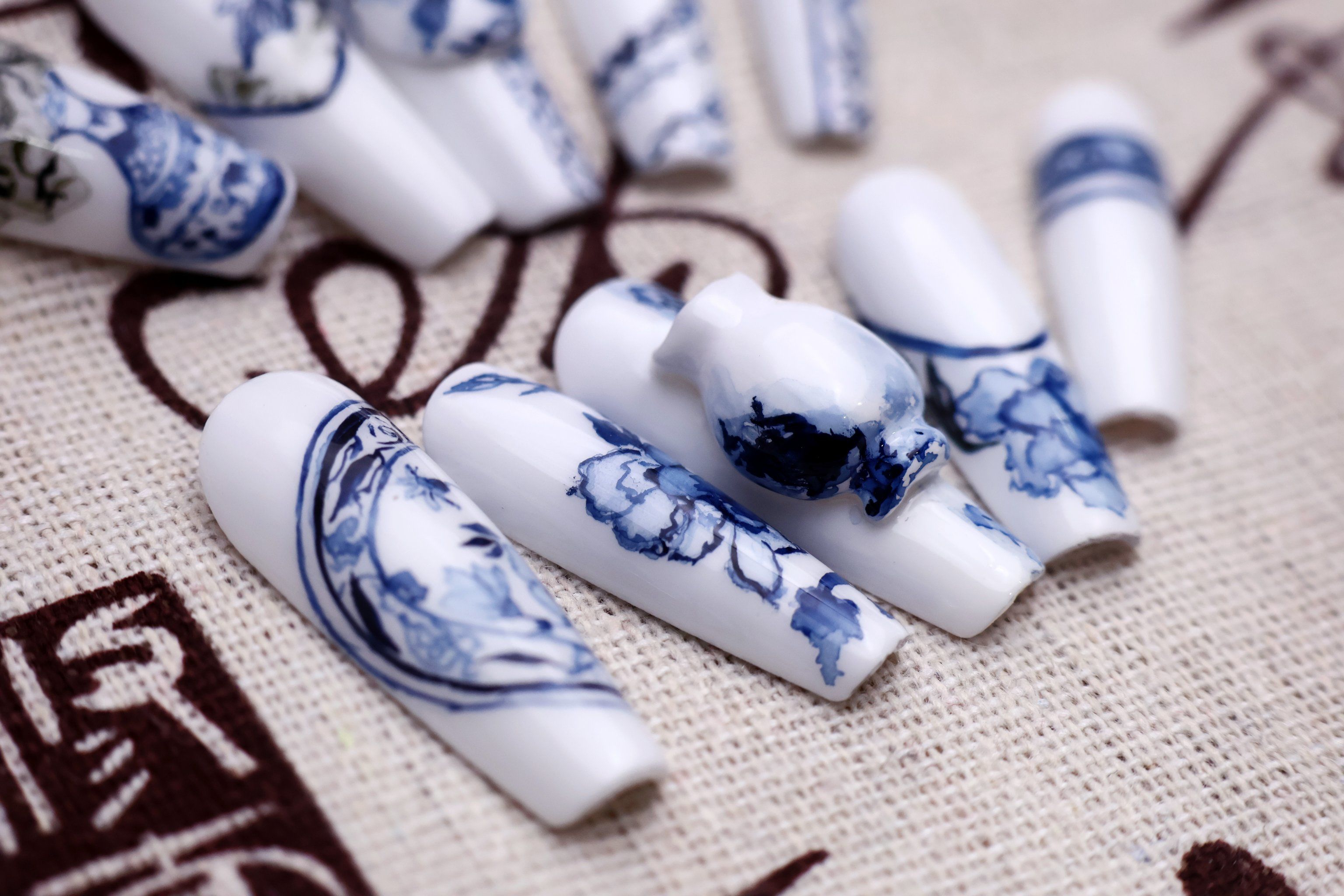 青花瓷美甲
白瓷透亮的光泽
搭