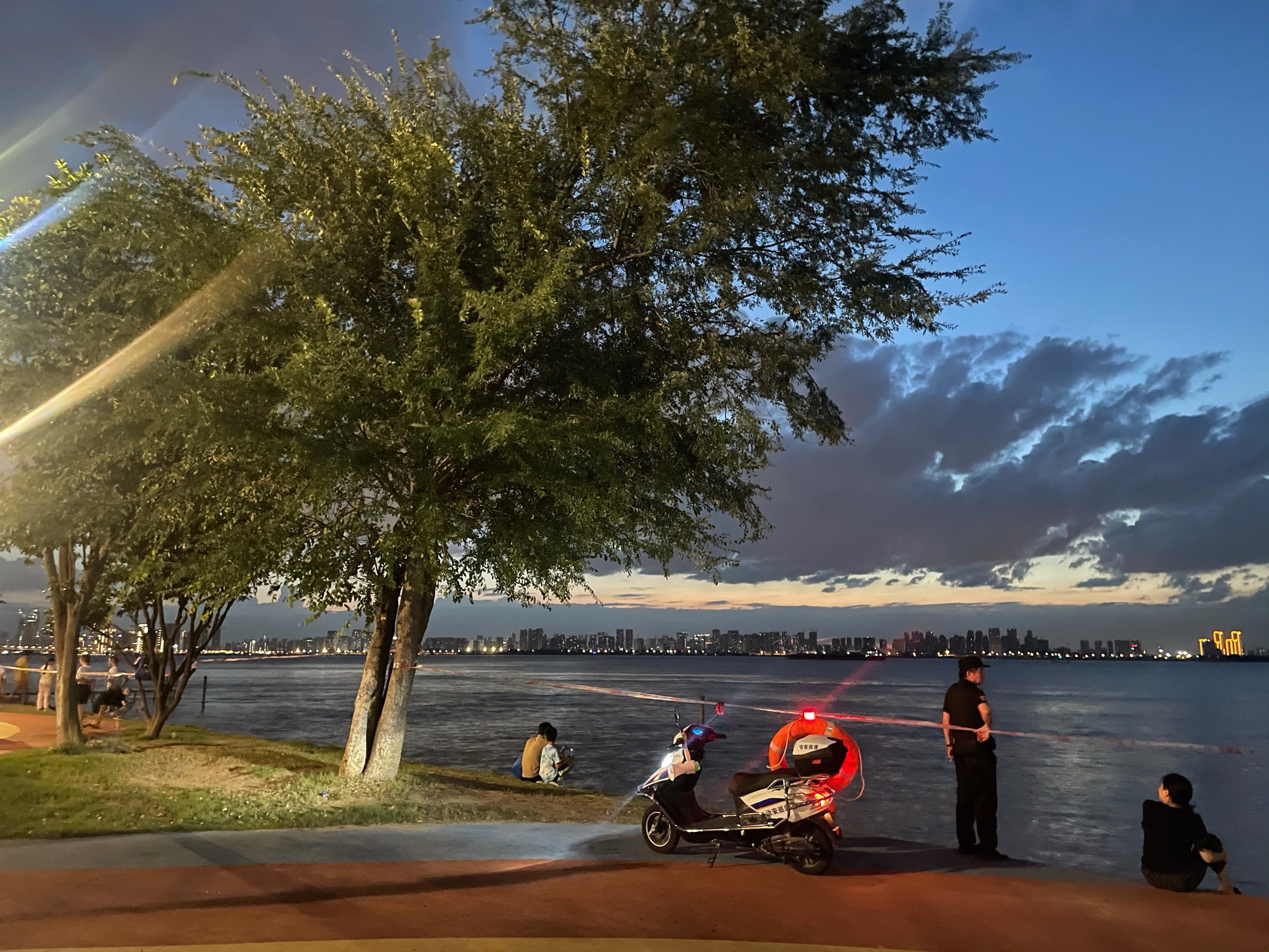 天天领红包傍晚的青山江滩美景真的很治愈