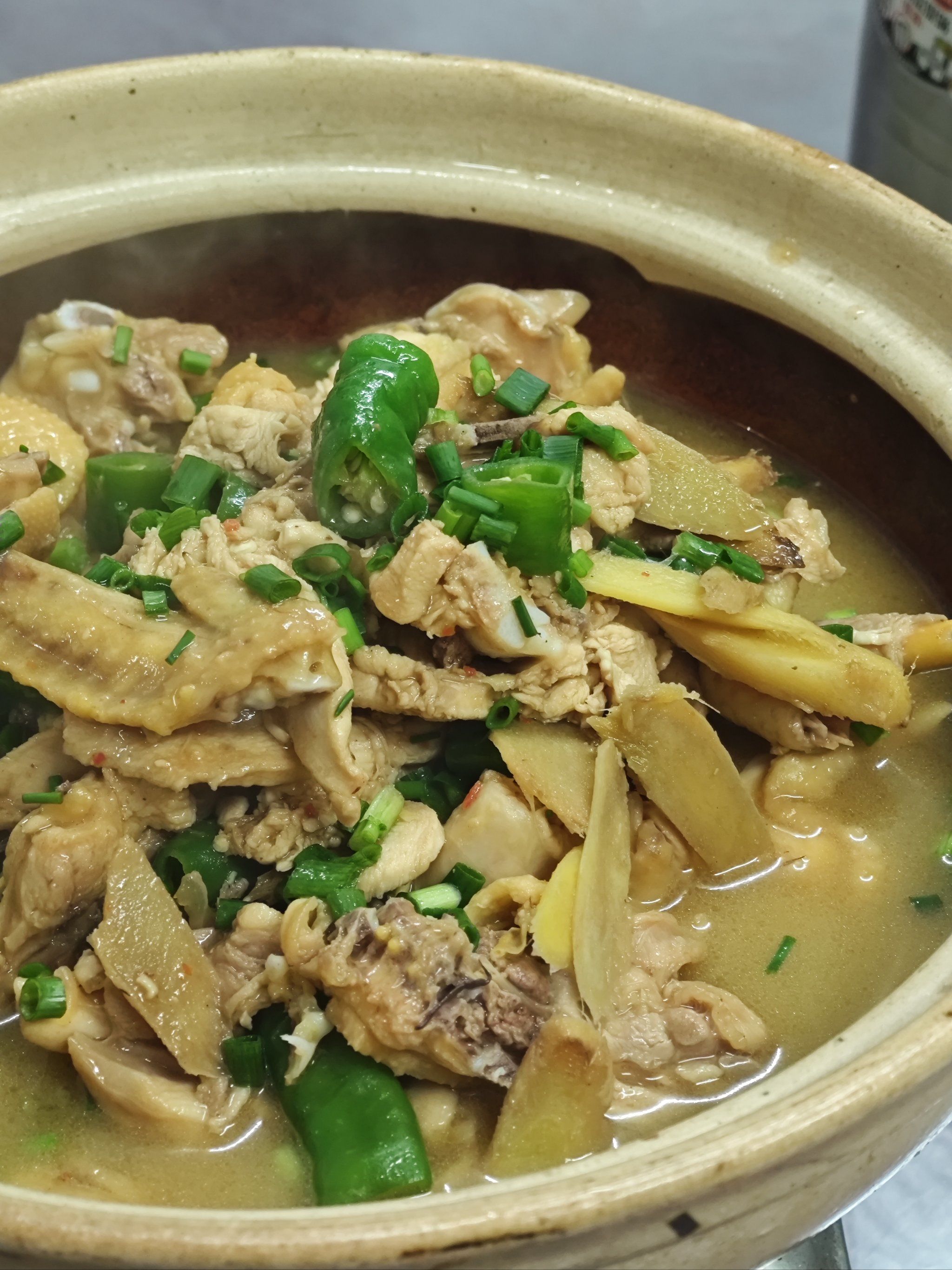 看得出来这个鸡是在哪里吃的吗?