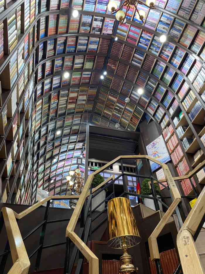 钟书阁(融科店)-"书店的设计现在已经不在局限于功能性 更多.