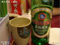 青岛啤酒背景里是崂山可乐-美达尔(中山路店)