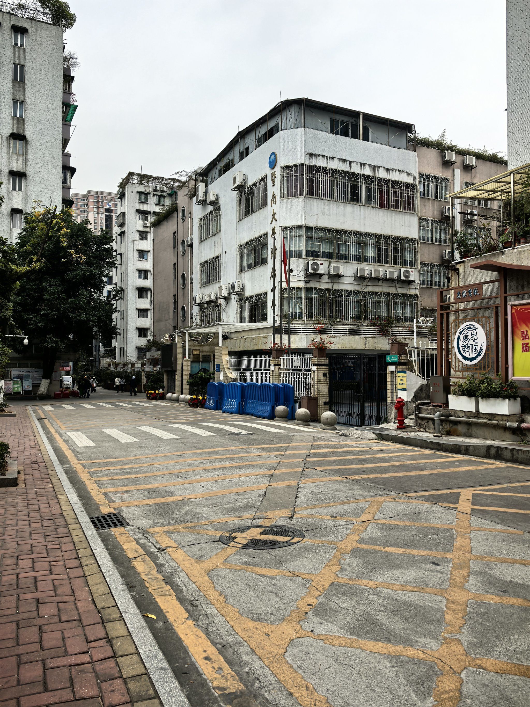 「广州市」自从疫情不开放就很久没有过来暨南大学了,感觉建筑都旧了