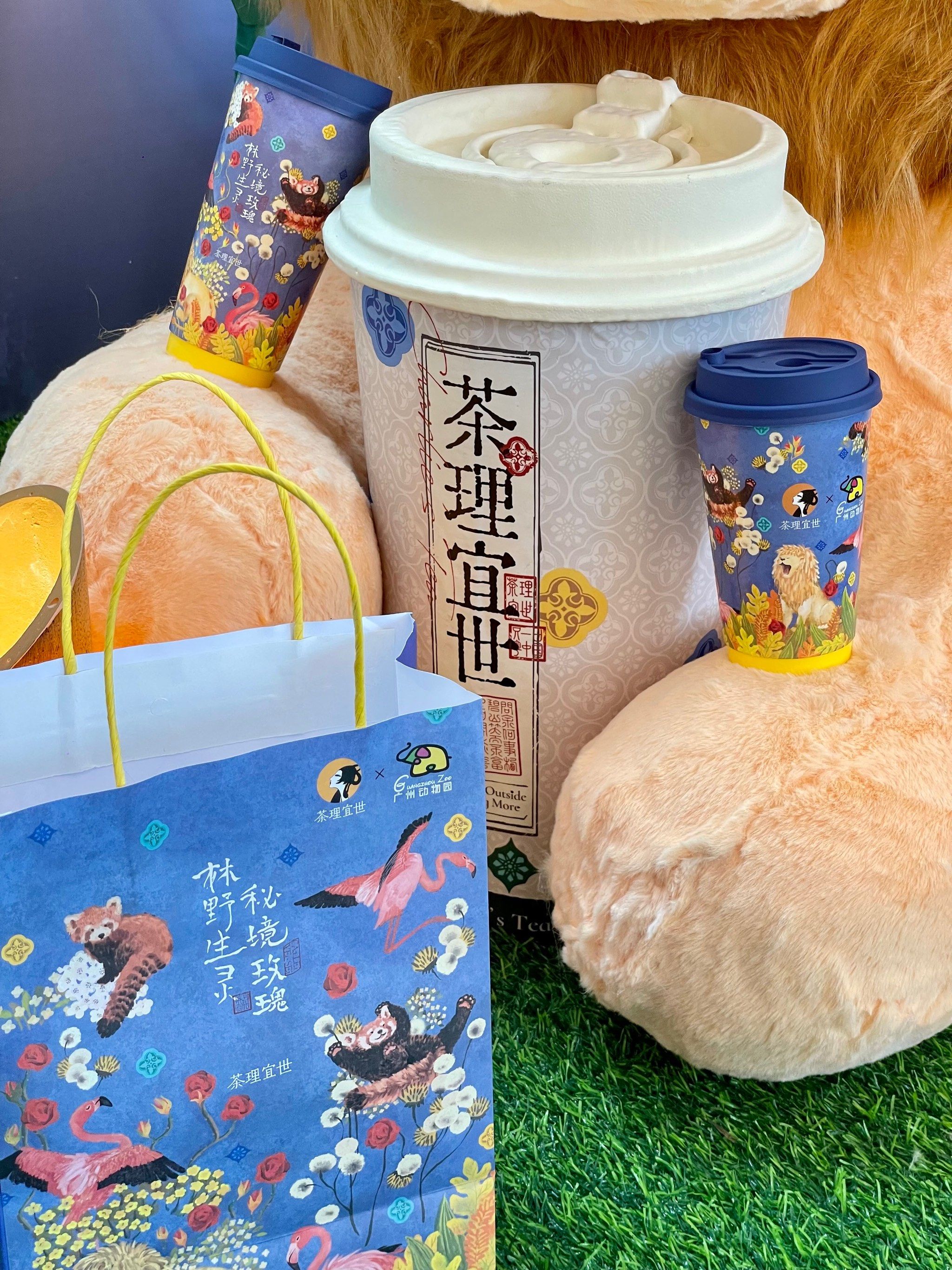 特别\\n色彩斑斓加上可爱的动物图案\\n太好看啦?\\n还有徽章盲袋