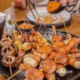 超大杯啤酒[啤酒]抓一大把烧鸟撸串，氛围感来了