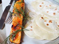 烟熏三文鱼配烤饺子皮和芥末籽酱-BOR Eatery(安福路店)