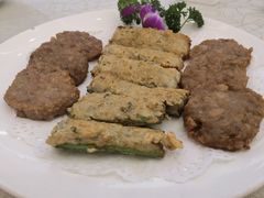 干煎藕饼拼辣椒-轩记海鲜餐厅·四十五年老字号·经典粤菜(西区彩虹店)
