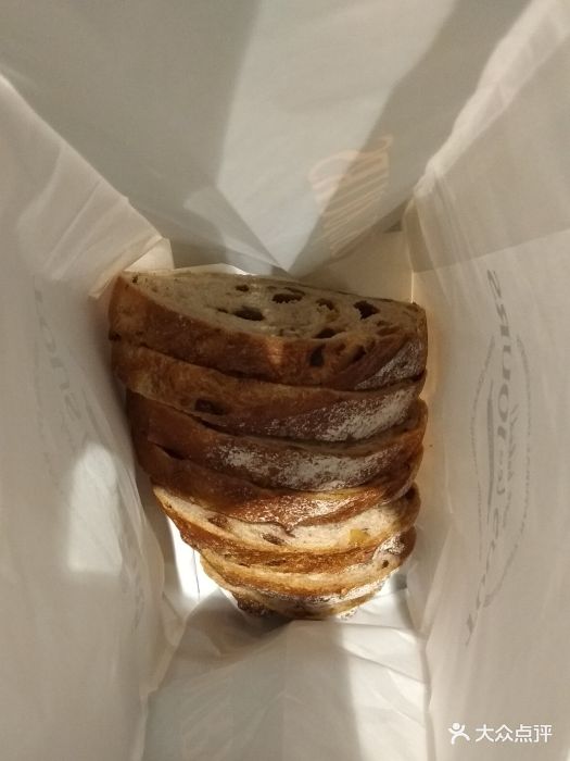 多乐之日tous les jours(国金店)核桃葡萄裸麦面包图片