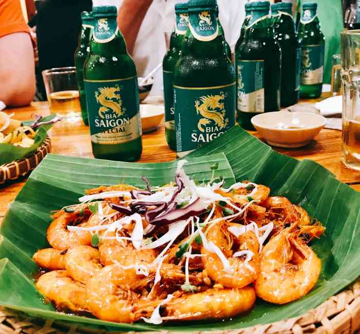 餐盘都是用竹篓加香叶组合,服务员都是穿奥黛的小姐姐,很有越式风情