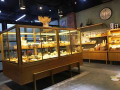 面包甜点陈列柜-啊噗吐呦现场烘焙(麦凯乐店)