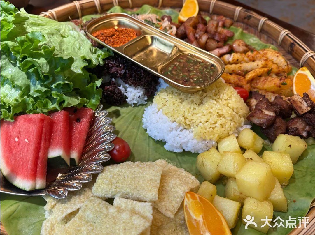 堪称一场舌尖上的民族风情之旅。色彩缤纷的饭食铺陈一桌