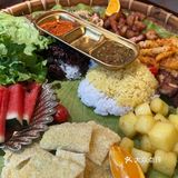 堪称一场舌尖上的民族风情之旅。色彩缤纷的饭食铺陈一桌