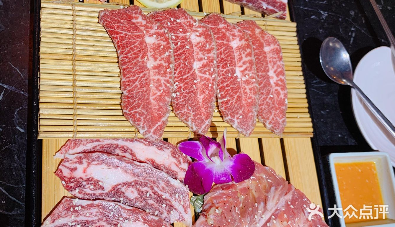 新佳丽里的闪亮亮烤肉店，鹿小町烧肉小铺～[调皮]