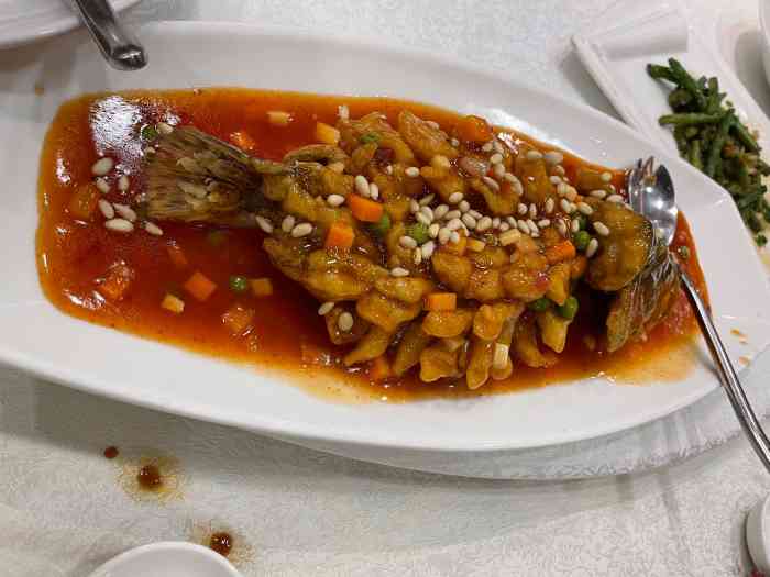 梅龙镇酒家(南京西路总店)-"菜很贵,味道不错,量不多.服务还可以吧,.