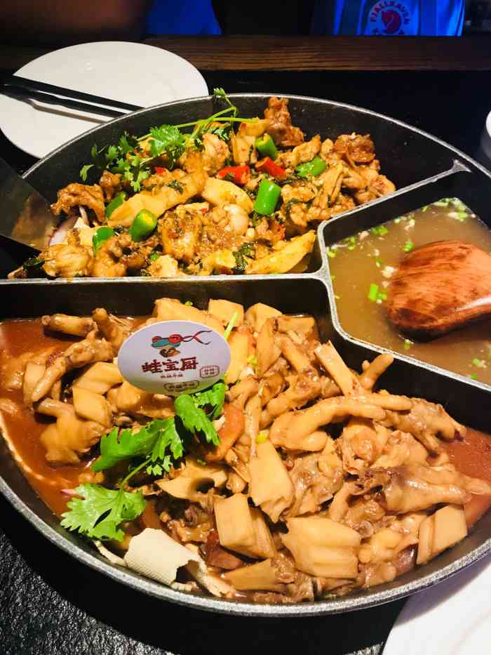 打分 华联四层,挺好找的,要了汤锅和辣锅,一蛙两吃,还是喜欢辣锅,有点