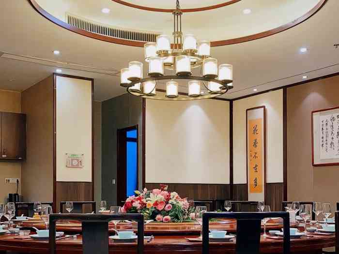 恒记大酒楼(金山店)-"环境,口味都不错,去恒基三次了服务真的差.