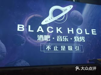 啤酒配着花生和烤串跟三五朋友一起欢聚畅聊很是惬意