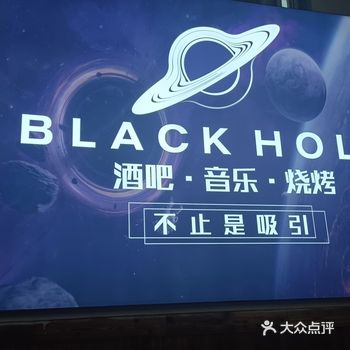啤酒配着花生和烤串跟三五朋友一起欢聚畅聊很是惬意